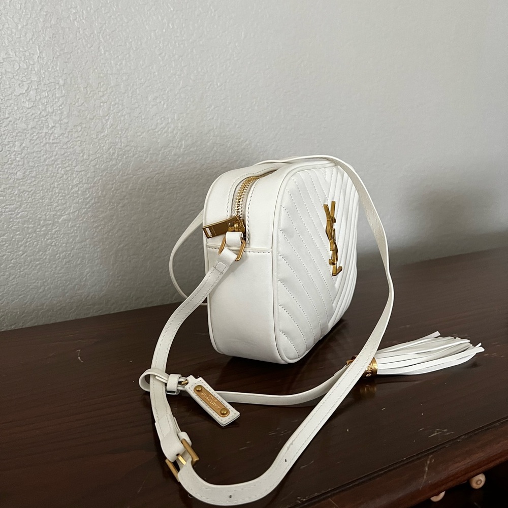 White PLU Crossbody. Used only two times, like new. Really cute for a day out! - Picture 3 of 7